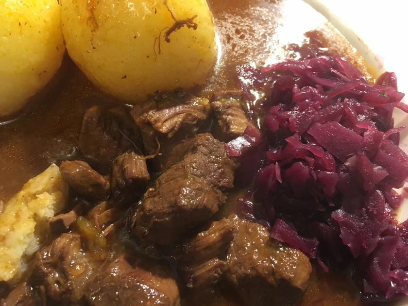 Hirschgulasch mit Kartoffelknödel