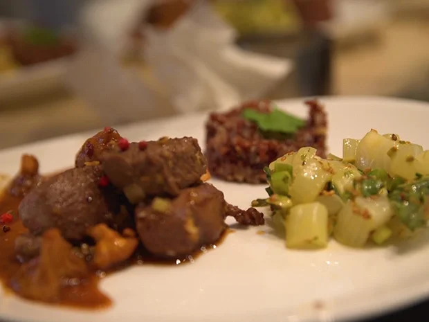 Reh asiatisch mit Pfifferlingen, Pak Choi und rotem Reis - Rezept - Bild Nr. 2