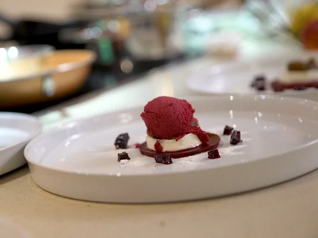 Rezept: Rote-Bete-Sorbet mit Sauerrahm und Malzzuckerpüree Bild Nr. 2 Rote-Bete-Sorbet mit Sauerrahm und Malzzuckerpüree - Rezept - Bild Nr. 2