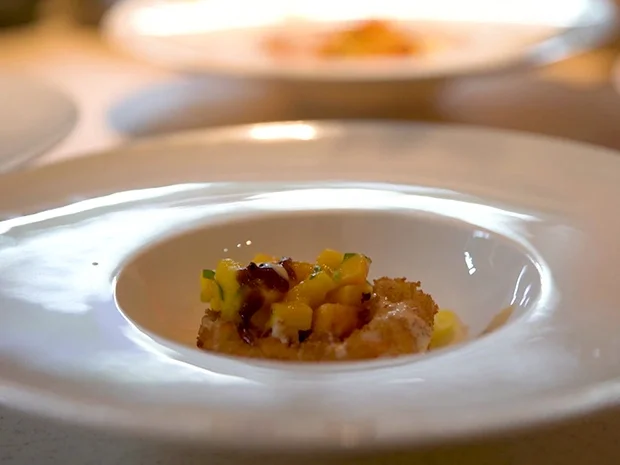 Rezept: Gebackene Rotkopfgarnele, Mango-Papaya-Confit und Wasabi-Soja-Pflaumensauce Bild Nr. 3 Gebackene Rotkopfgarnele, Mango-Papaya-Confit und Wasabi-Soja-Pflaumensauce - Rezept - Bild Nr. 3