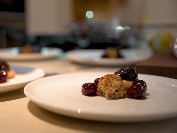 Gewürzter Rehrücken und geschmorte Schulter mit gepfefferten Kirschen - Rezept - Bild Nr. 6460