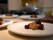 Gewürzter Rehrücken und geschmorte Schulter mit gepfefferten Kirschen - Rezept - Bild Nr. 6460