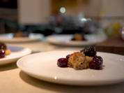 Gewürzter Rehrücken und geschmorte Schulter mit gepfefferten Kirschen - Rezept - Bild Nr. 6460