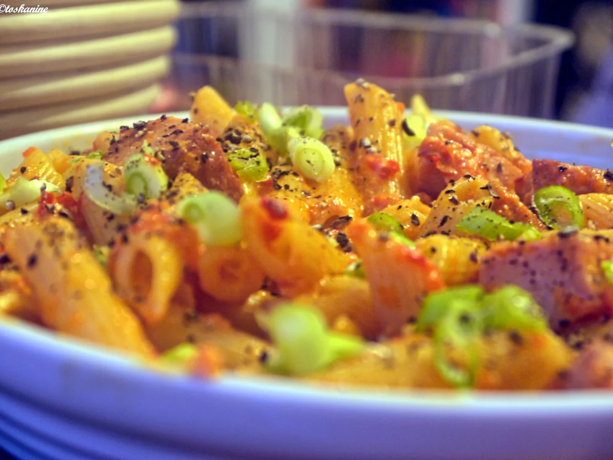 Scharfe Paprikasauce mit gebratener Fleischwurst und Pasta - Rezept - Bild Nr. 6477