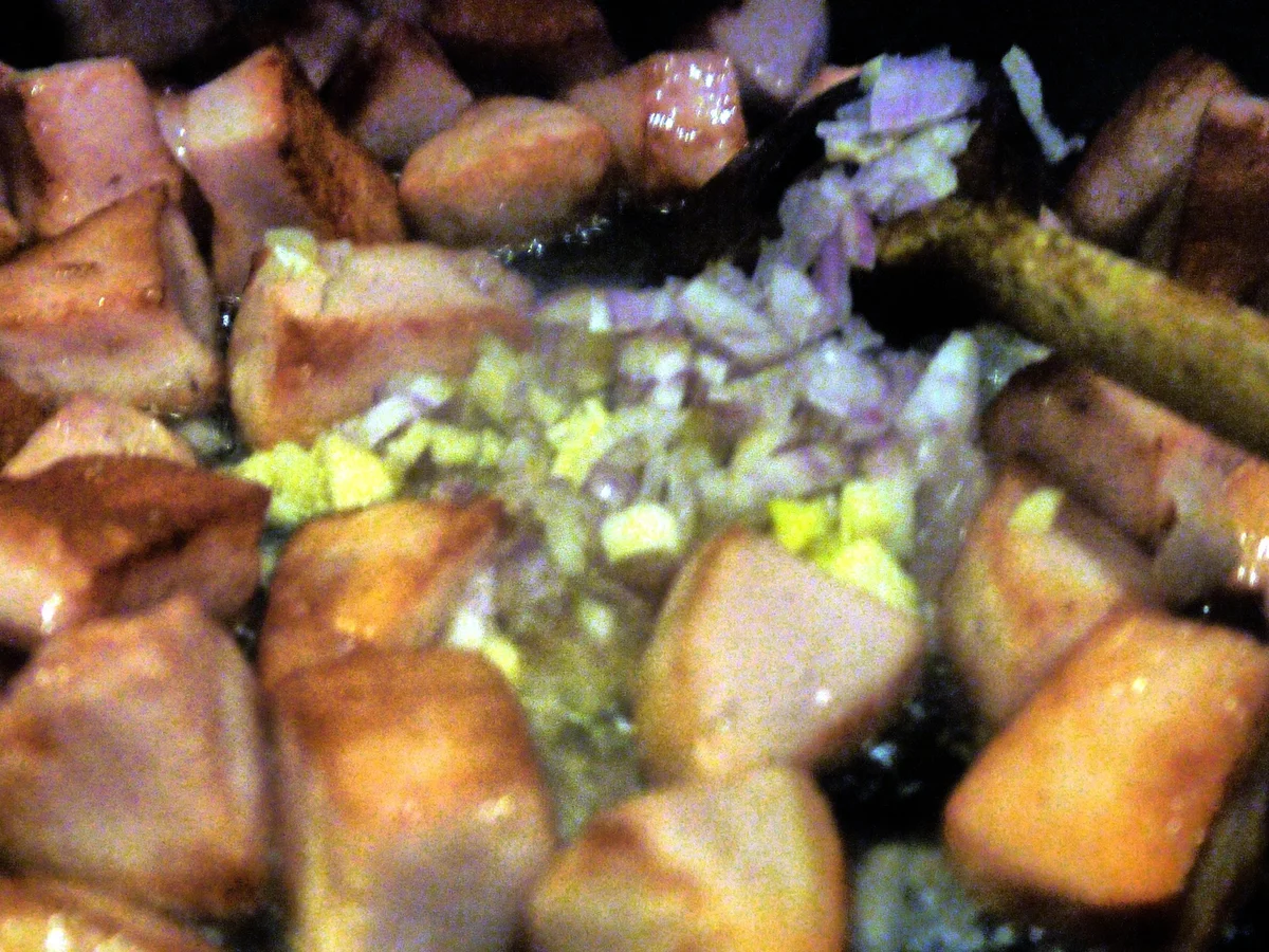 Scharfe Paprikasauce mit gebratener Fleischwurst und Pasta - Rezept - Bild Nr. 6479