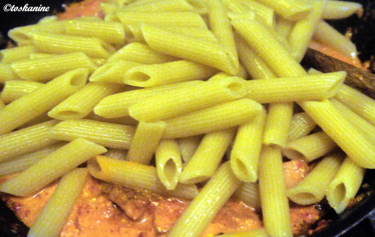 Scharfe Paprikasauce mit gebratener Fleischwurst und Pasta - Rezept - Bild Nr. 6483