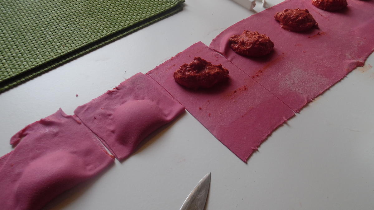 Rote-Bete-Ravioli XXL mit zitroniger Safran-Sahnesoße - Rezept - Bild Nr. 6511