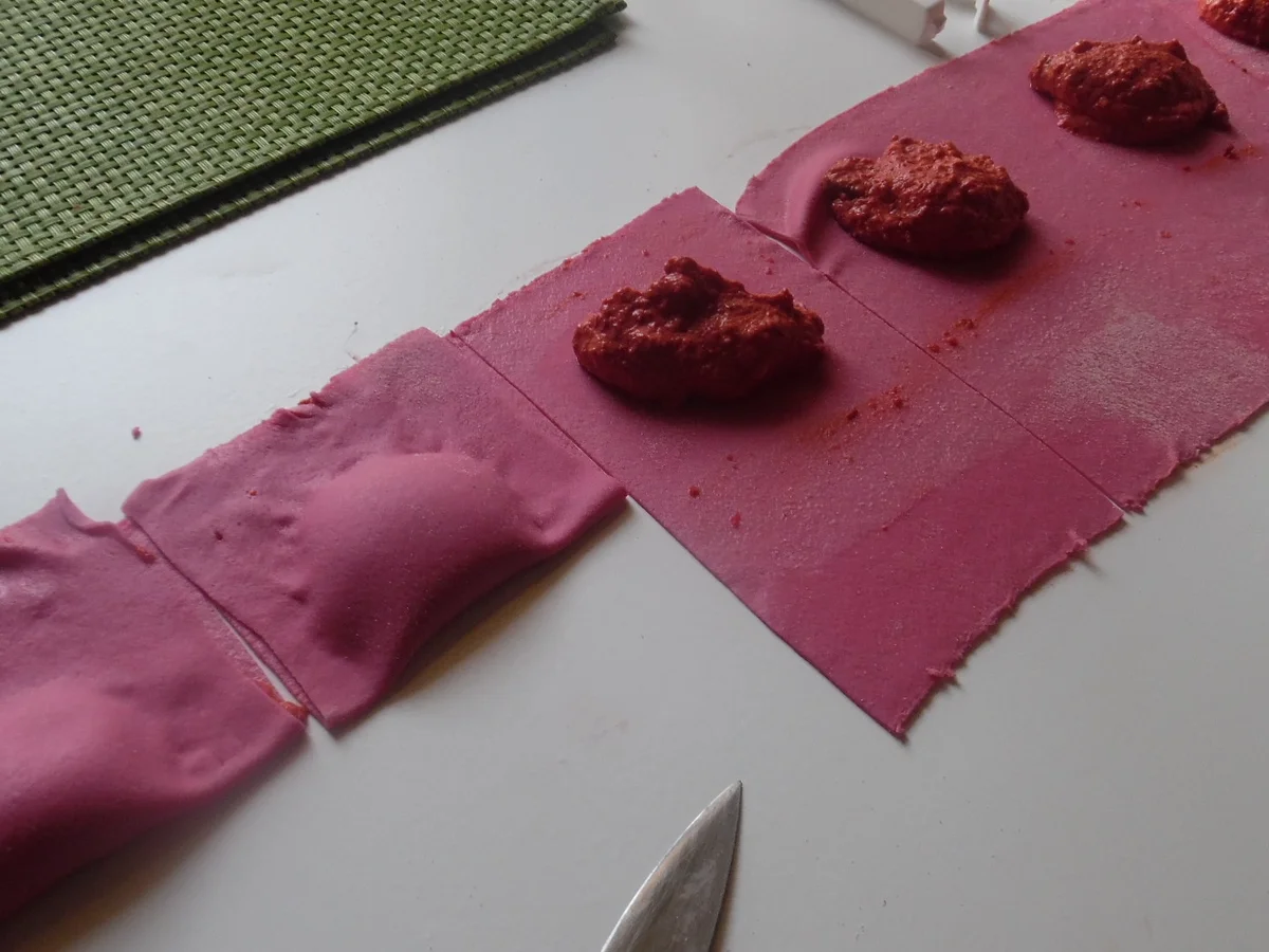 Rezept: Rote-Bete-Ravioli XXL mit zitroniger Safran-Sahnesoße Bild Nr. 6511 Rote-Bete-Ravioli XXL mit zitroniger Safran-Sahnesoße - Rezept - Bild Nr. 6511