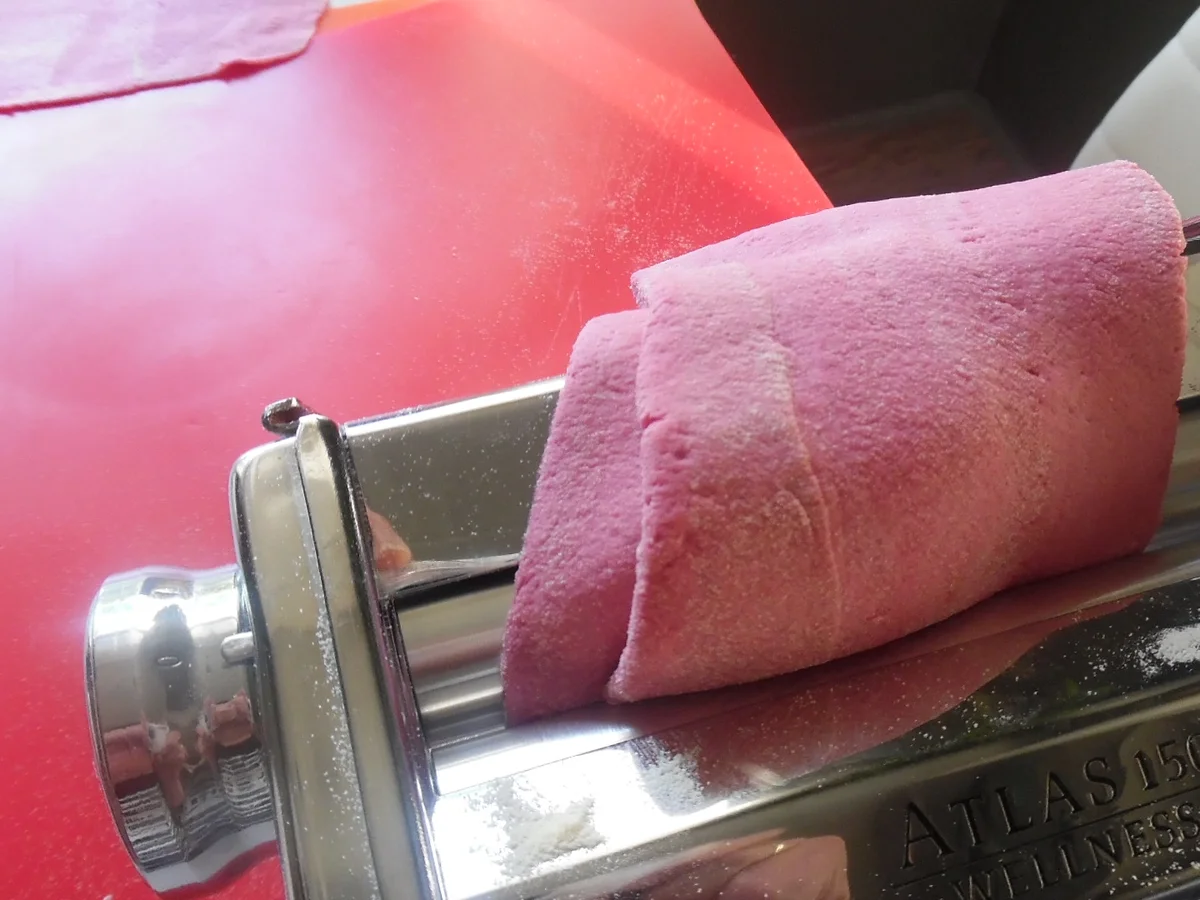 Rezept: Rote-Bete-Ravioli XXL mit zitroniger Safran-Sahnesoße Bild Nr. 6514 Rote-Bete-Ravioli XXL mit zitroniger Safran-Sahnesoße - Rezept - Bild Nr. 6514