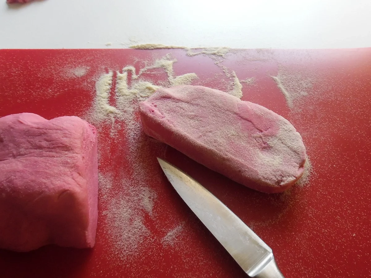 Rezept: Rote-Bete-Ravioli XXL mit zitroniger Safran-Sahnesoße Bild Nr. 6515 Rote-Bete-Ravioli XXL mit zitroniger Safran-Sahnesoße - Rezept - Bild Nr. 6515