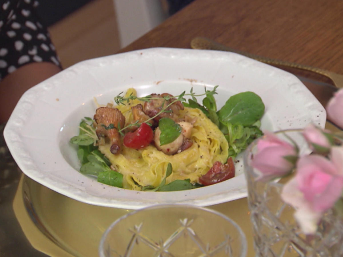 Bilder für Rapunzel - Tagliatelle-Nest auf Feldsalat mit frischen Pfifferlingen - Rezept