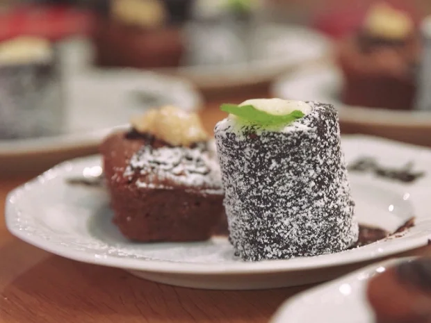 Schneewittchen - Macadamia-Brownie mit Beerensorbet und Vanillesauce - Rezept - Bild Nr. 2