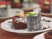 Schneewittchen - Macadamia-Brownie mit Beerensorbet und Vanillesauce - Rezept - Bild Nr. 2