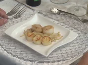 Jakobsmuscheln und Palmherzen auf einer Enoki-Matte - Rezept - Bild Nr. 2