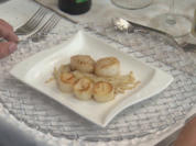 Jakobsmuscheln und Palmherzen auf einer Enoki-Matte - Rezept - Bild Nr. 2