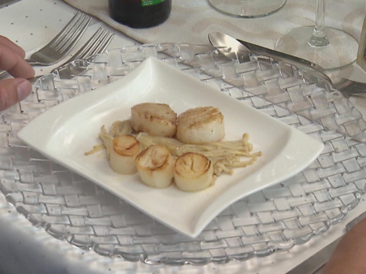 Jakobsmuscheln und Palmherzen auf einer Enoki-Matte - Rezept von Das
perfekte Dinner