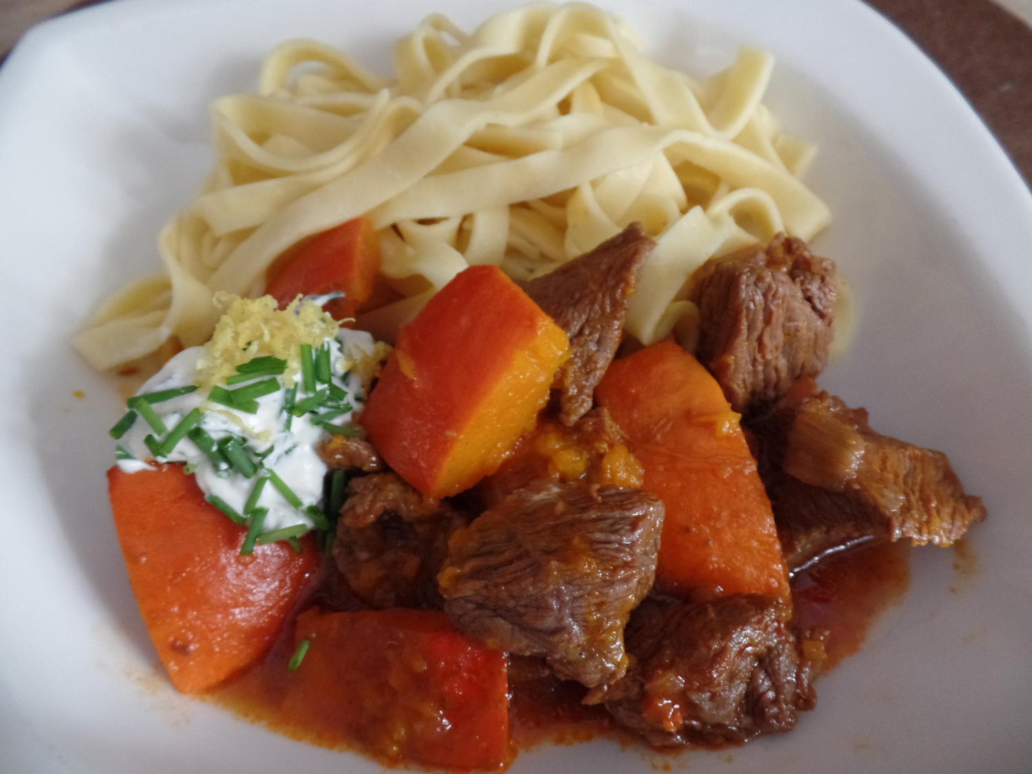 Kürbis-Gulasch mit Zitronen-Schnittlauch-Schmand - Rezept - kochbar.de