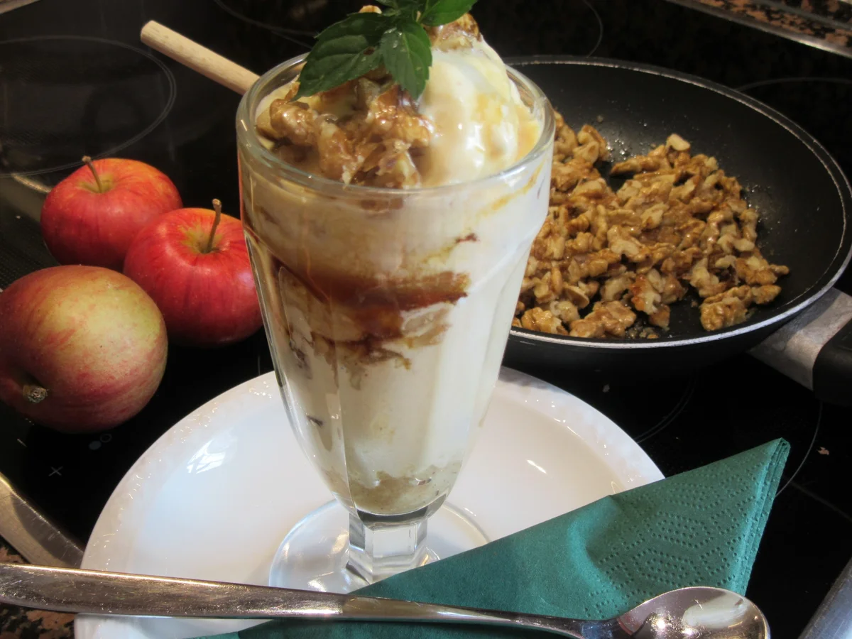 Rezept: Dessert: Bratapfeleis und Eispralinen Bild Nr. 6595 Dessert: Bratapfeleis und Eispralinen - Rezept - Bild Nr. 6595