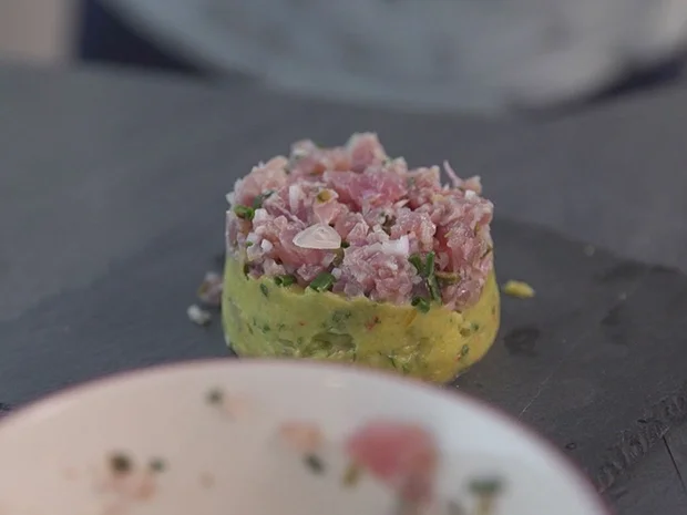 Avocado-Mango-Thunfisch-Salat mit Chili, Koriander, Minze und Nüssen - Rezept - Bild Nr. 2