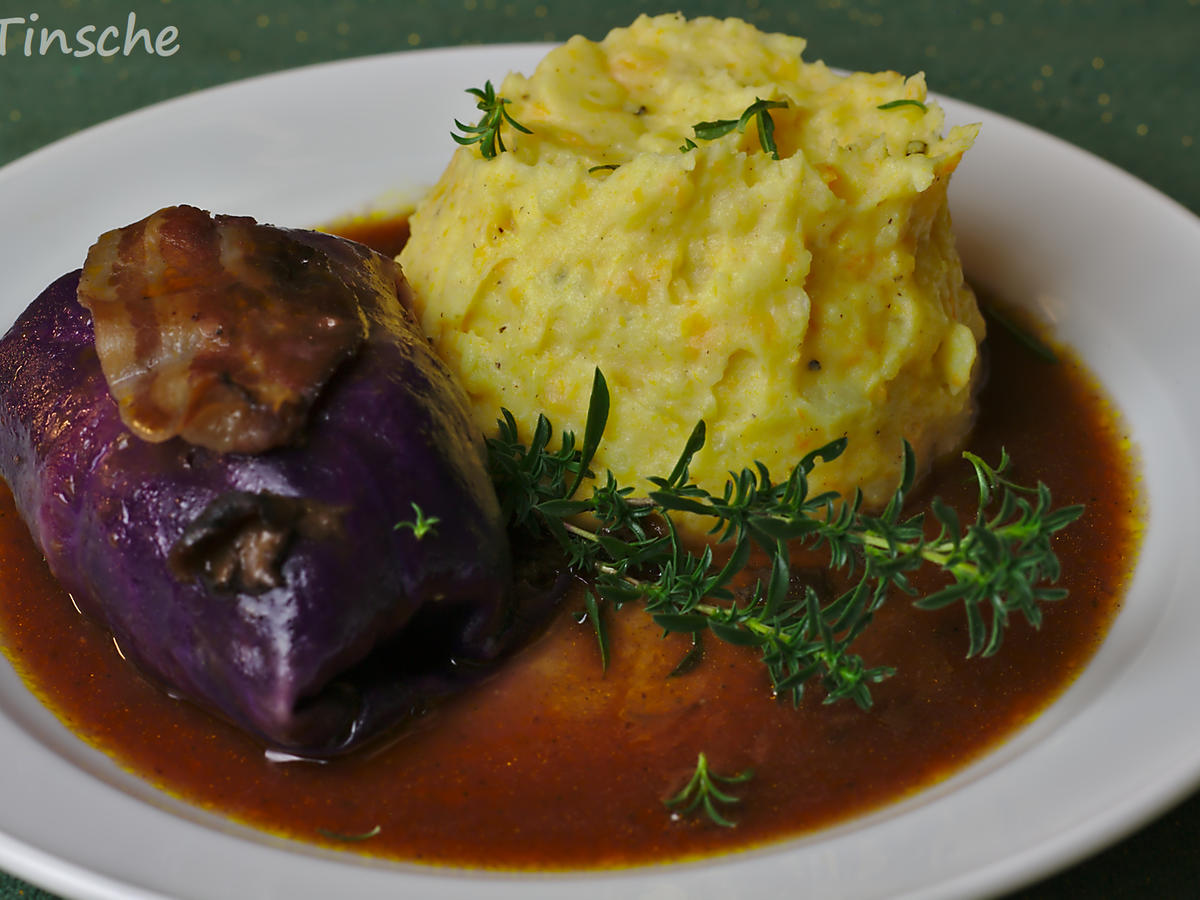 Rotkohlrouladen mit Reh-Speck-Schalotten-Preiselbeer-Füllung - Rezept ...