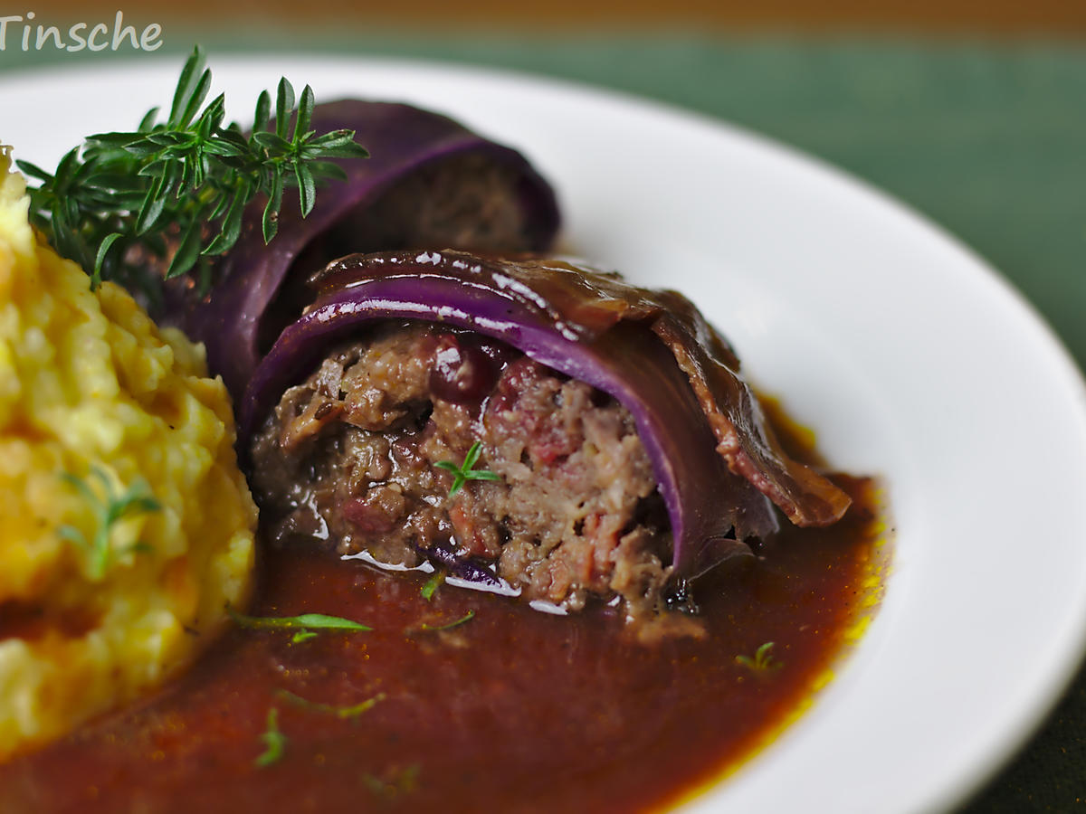 Rotkohlrouladen mit Reh-Speck-Schalotten-Preiselbeer-Füllung - Rezept ...