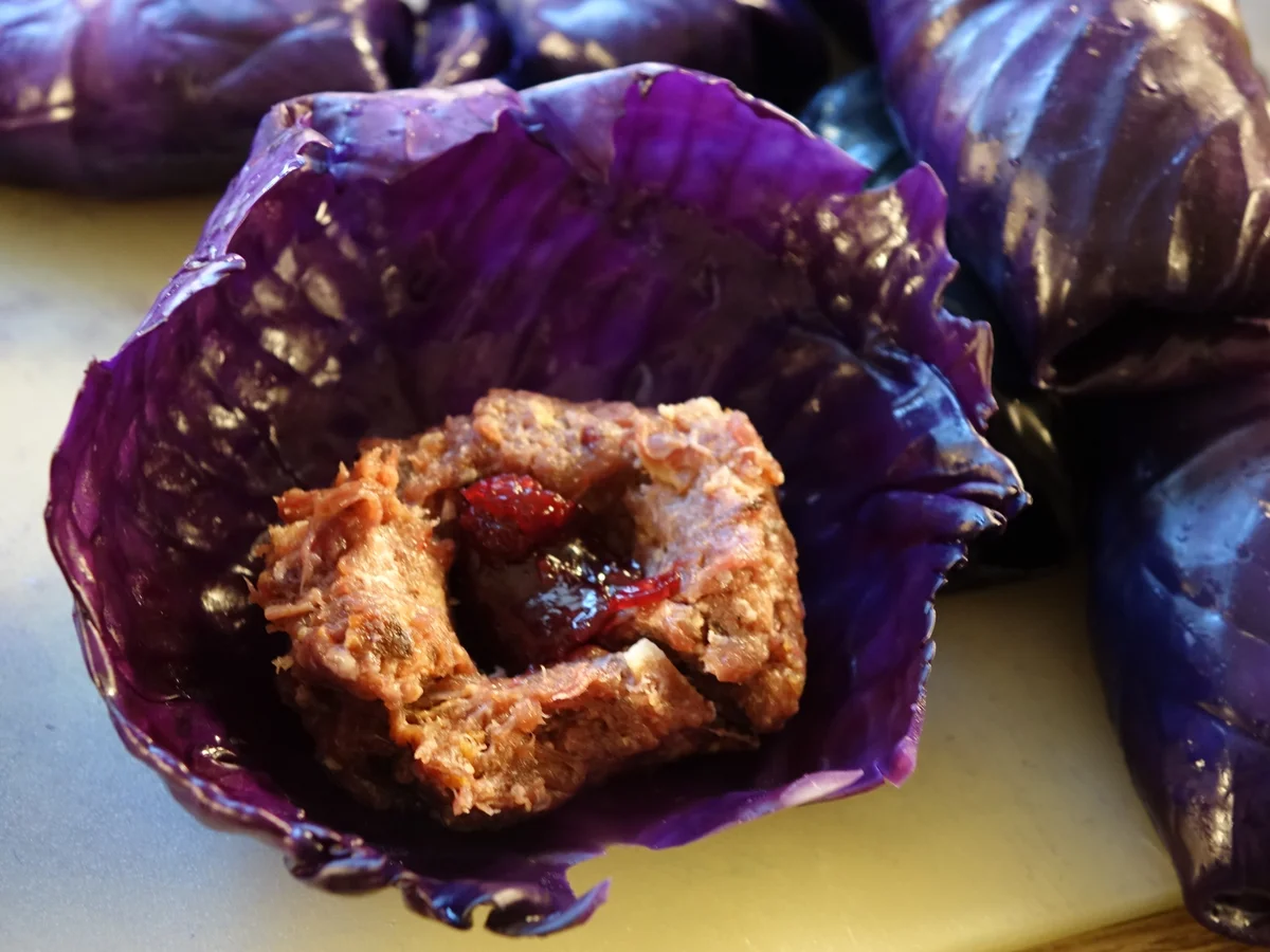 Rotkohlrouladen mit Reh-Speck-Schalotten-Preiselbeer-Füllung - Rezept - Bild Nr. 6609