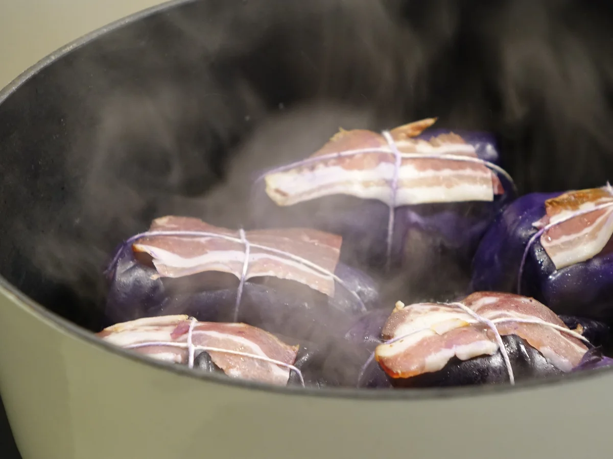 Rotkohlrouladen mit Reh-Speck-Schalotten-Preiselbeer-Füllung - Rezept - Bild Nr. 6615