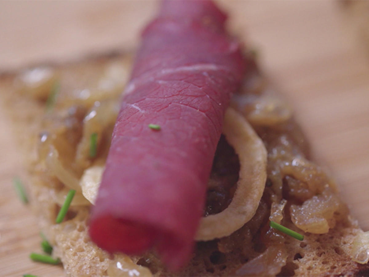 Bilder für Geflammtes Holzofenroggenbrot mit Zwiebelmarmelade & Zwetschgenbamees - Rezept