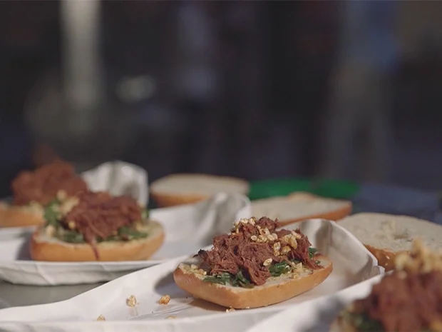 Bierige gerupfte Sau im Burgerbrötchen mit Bamberger Kimchi-Wirsching und Schweinepopcorn - Rezept - Bild Nr. 2