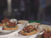 Bierige gerupfte Sau im Burgerbrötchen mit Bamberger Kimchi-Wirsching und Schweinepopcorn - Rezept - Bild Nr. 2