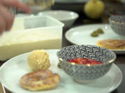 Apfelkräpfla mit Honig-Vanille-Eis und Erdbeergrütze mit Minzpesto - Rezept - Bild Nr. 2