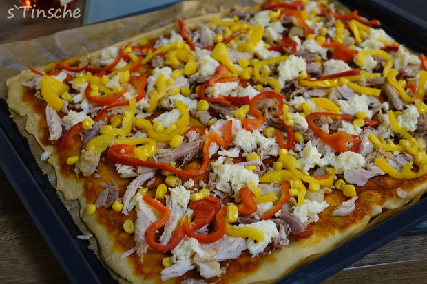 Knusprige Hähnchen-Paprika-Pizza - Rezept - kochbar.de