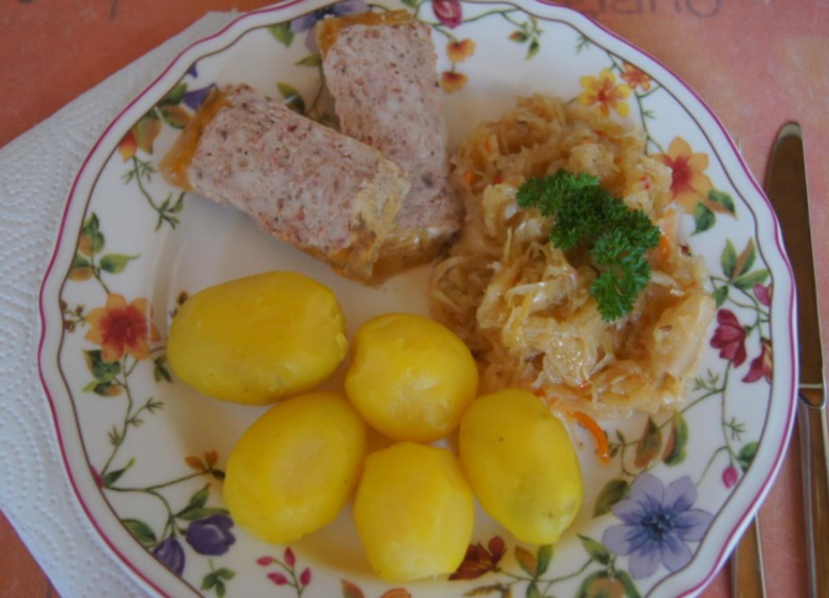 Pellkartoffeldrillinge mit Brägenwurst und pikanten Sauerkraut - Rezept - Bild Nr. 2