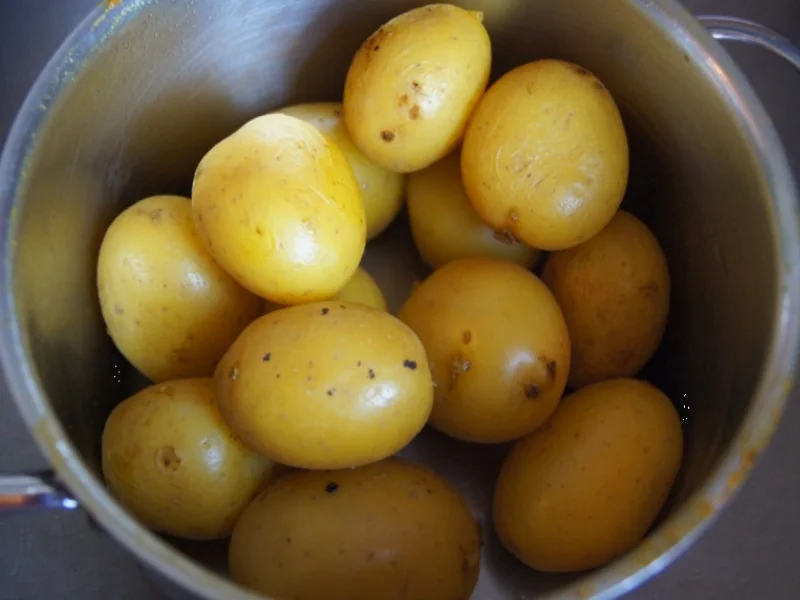 Pellkartoffeldrillinge mit Brägenwurst und pikanten Sauerkraut - Rezept - Bild Nr. 3