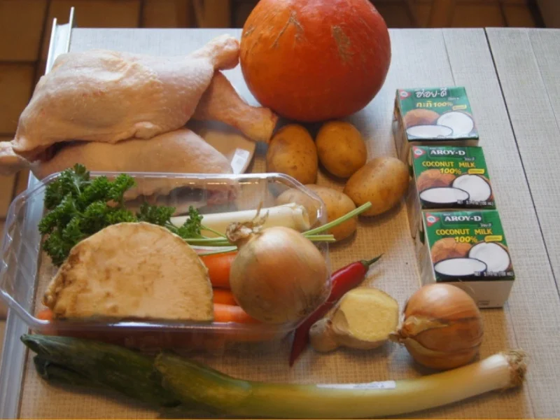 Kürbiscremesuppe mit Kokosmilch und Hähnchenfleischeinlage - Rezept - Bild Nr. 6638