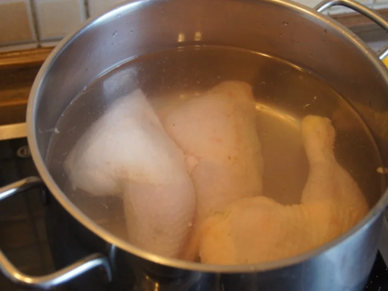 Kürbiscremesuppe mit Kokosmilch und Hähnchenfleischeinlage - Rezept - Bild Nr. 6639