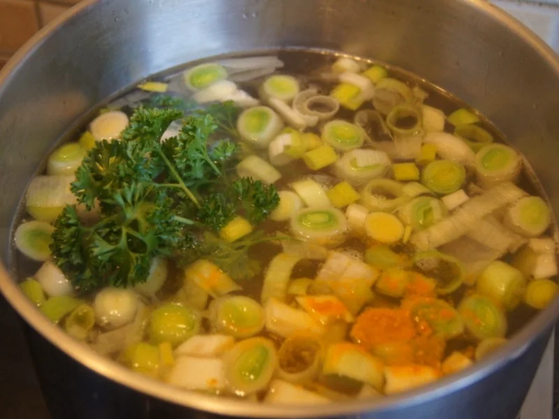 Kürbiscremesuppe mit Kokosmilch und Hähnchenfleischeinlage - Rezept - Bild Nr. 6643