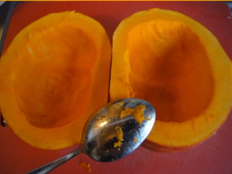 Kürbiscremesuppe mit Kokosmilch und Hähnchenfleischeinlage - Rezept - Bild Nr. 6648