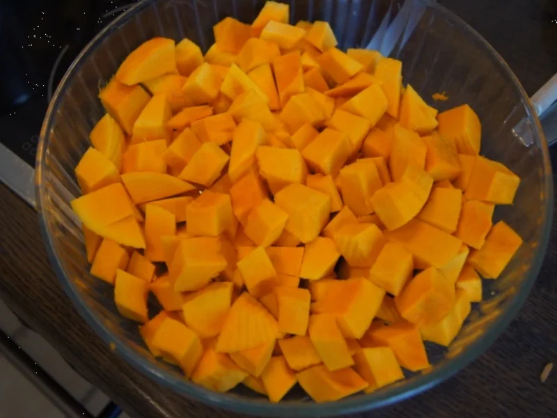 Kürbiscremesuppe mit Kokosmilch und Hähnchenfleischeinlage - Rezept - Bild Nr. 6652