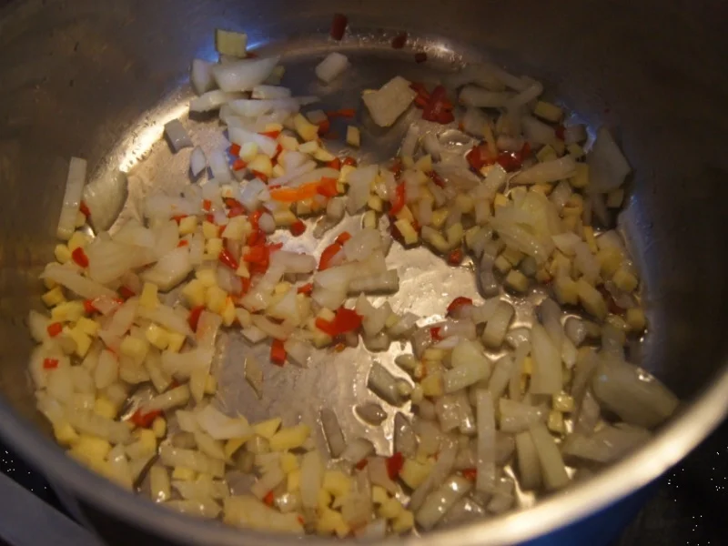 Kürbiscremesuppe mit Kokosmilch und Hähnchenfleischeinlage - Rezept - Bild Nr. 6655