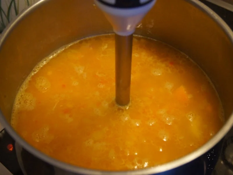 Kürbiscremesuppe mit Kokosmilch und Hähnchenfleischeinlage - Rezept - Bild Nr. 6659