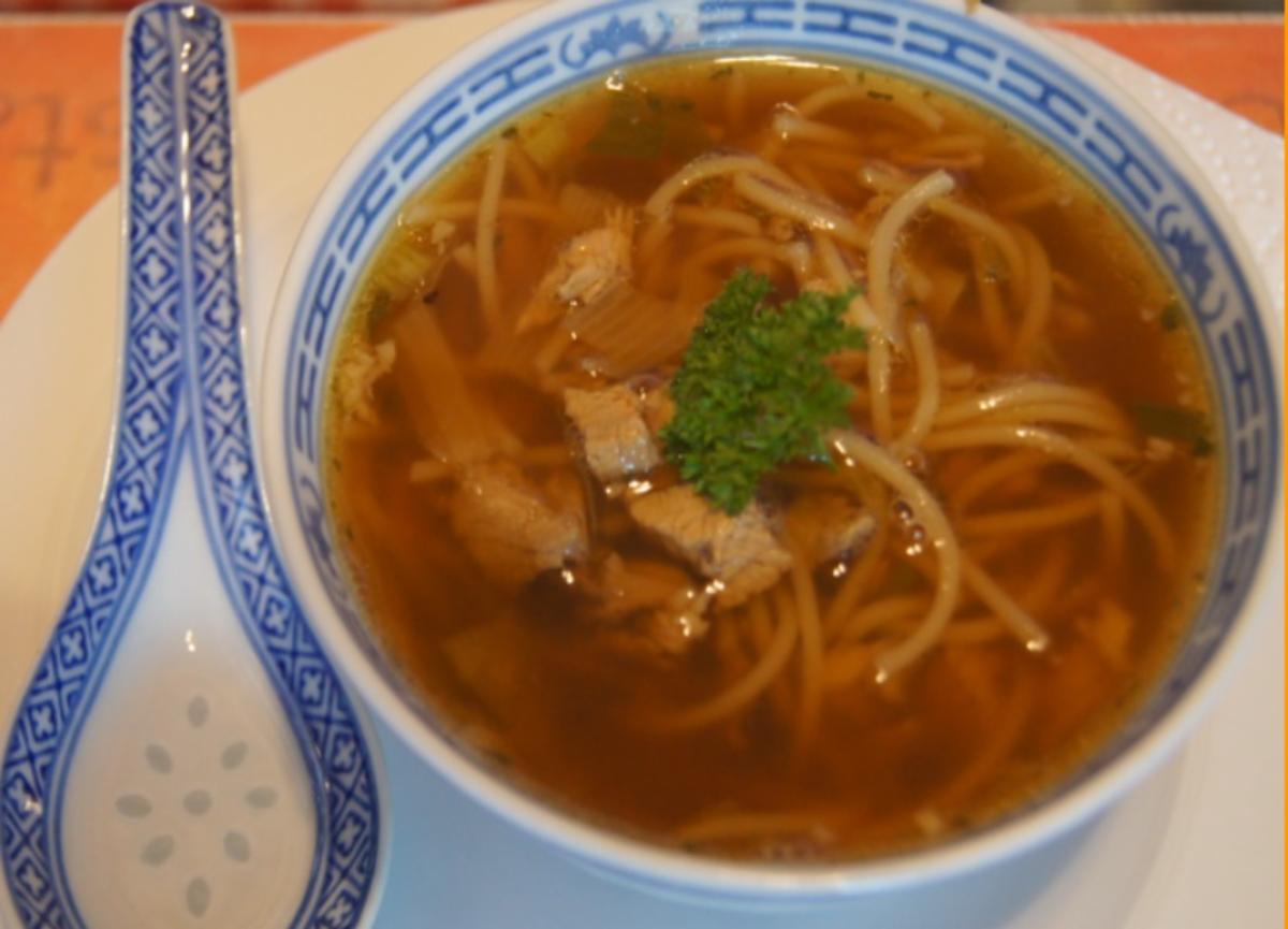 Chinesische Nudelsuppe mit Entenfleisch - Rezept - kochbar.de