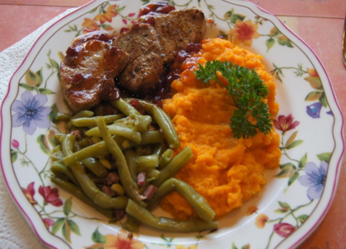 Schweinefilet mit Preiselbeersauce, Möhrenpüree und Speckböhnchen - Rezept - Bild Nr. 2