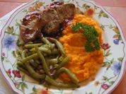Schweinefilet mit Preiselbeersauce, Möhrenpüree und Speckböhnchen - Rezept - Bild Nr. 2