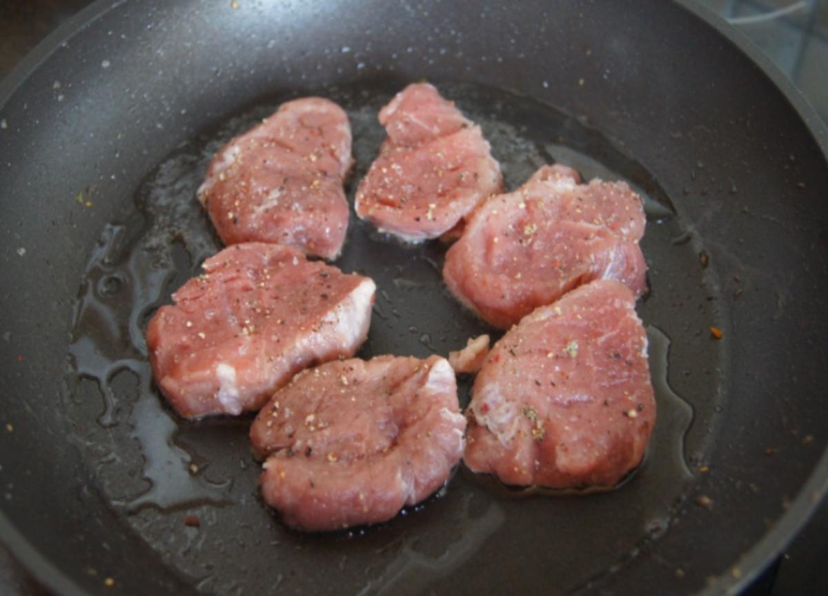 Schweinefilet mit Preiselbeersauce, Möhrenpüree und Speckböhnchen - Rezept - Bild Nr. 8