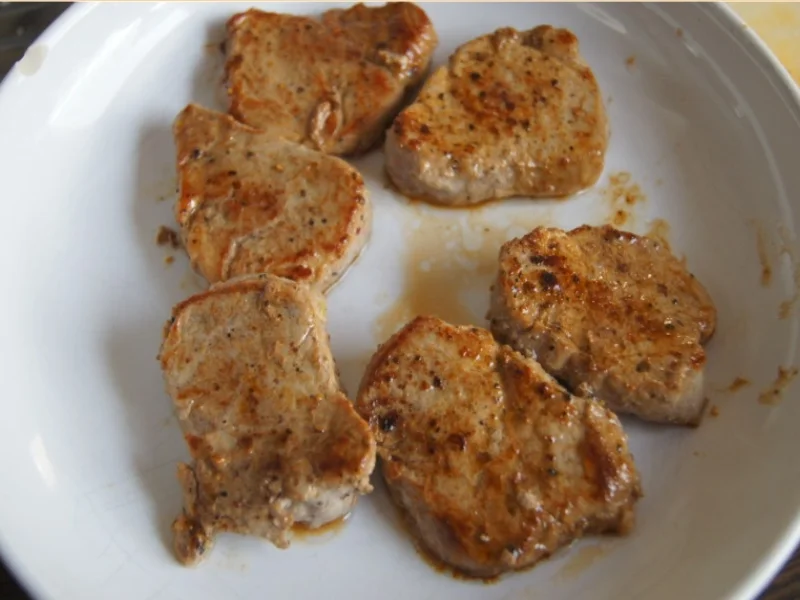 Rezept: Schweinefilet mit Preiselbeersauce, Möhrenpüree und Speckböhnchen Bild Nr. 10 Schweinefilet mit Preiselbeersauce, Möhrenpüree und Speckböhnchen - Rezept - Bild Nr. 10