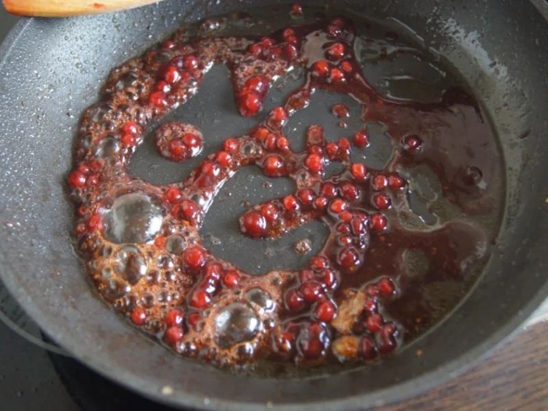 Rezept: Schweinefilet mit Preiselbeersauce, Möhrenpüree und Speckböhnchen Bild Nr. 12 Schweinefilet mit Preiselbeersauce, Möhrenpüree und Speckböhnchen - Rezept - Bild Nr. 12