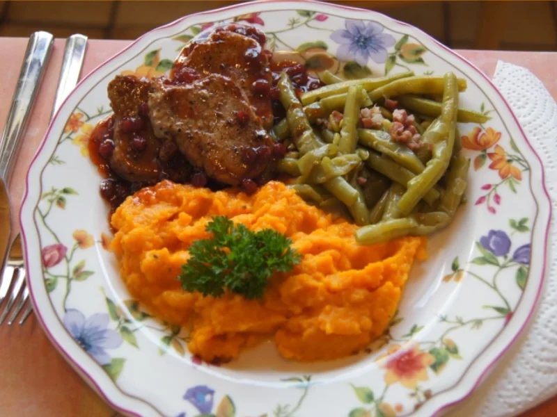 Rezept: Schweinefilet mit Preiselbeersauce, Möhrenpüree und Speckböhnchen Bild Nr. 25 Schweinefilet mit Preiselbeersauce, Möhrenpüree und Speckböhnchen - Rezept - Bild Nr. 25