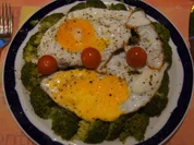 Spiegeleier auf gedämpften Brokkoli - Rezept - Bild Nr. 2