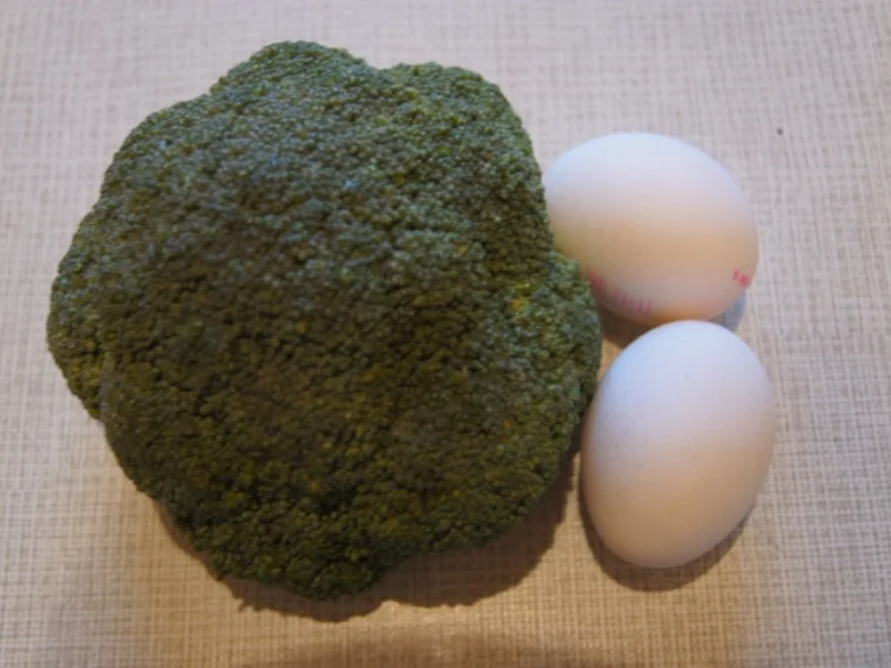 Spiegeleier auf gedämpften Brokkoli - Rezept - Bild Nr. 3